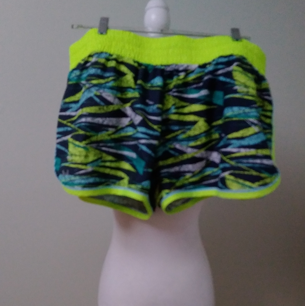 Under Armour Women’s Semi-fit Athletic Heat Gear Running Shorts - Picture 2 of 5